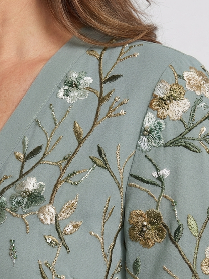 Evadne | Robe maxi à fleurs avec décolleté en V et manches courtes
